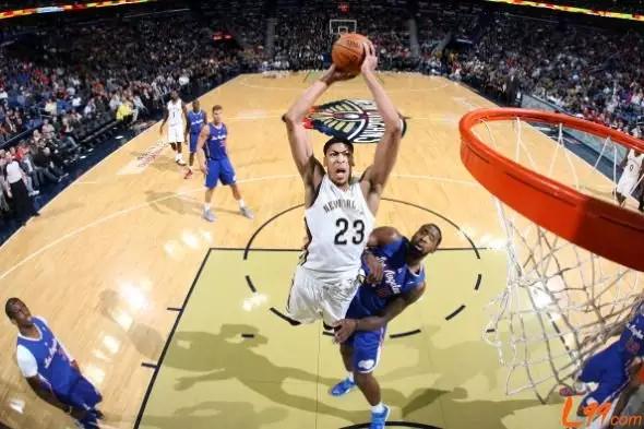 NBA季后赛激战正酣，青年军逆袭掀翻卫冕冠军